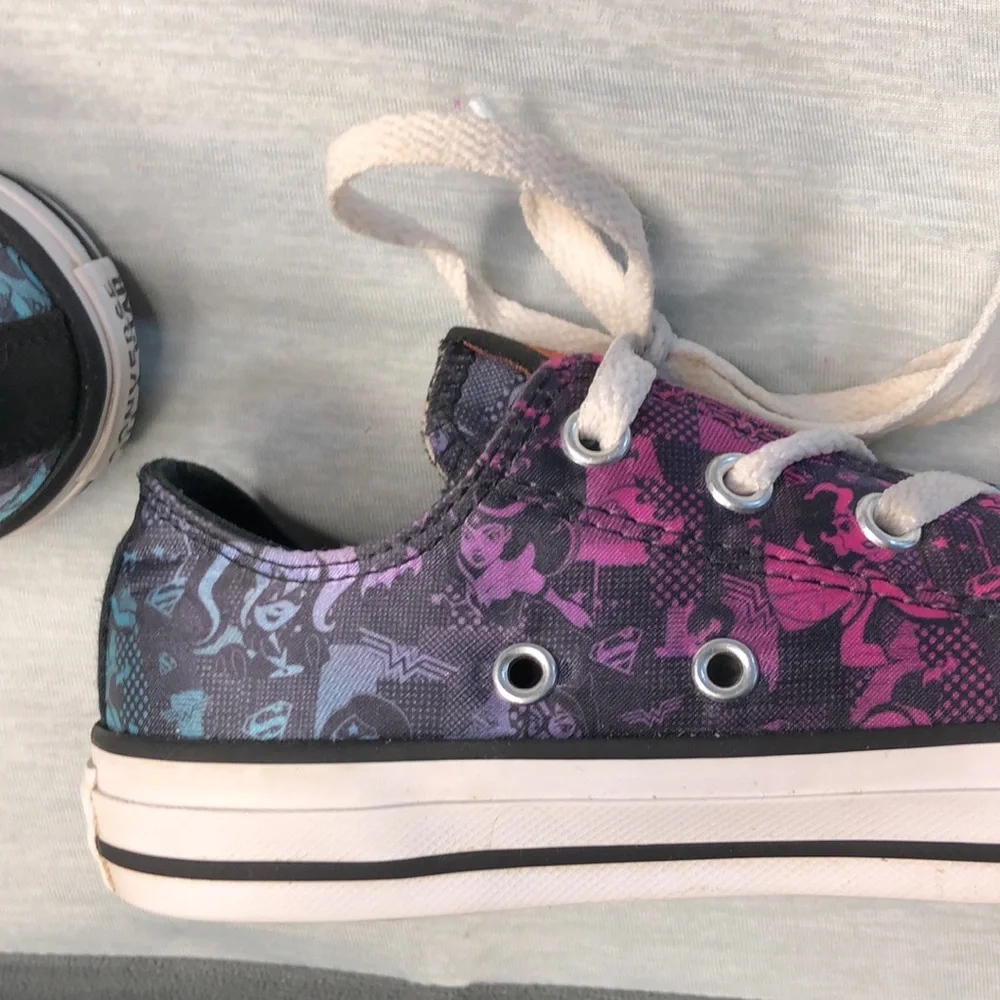 DC Universe Girl converse size 1